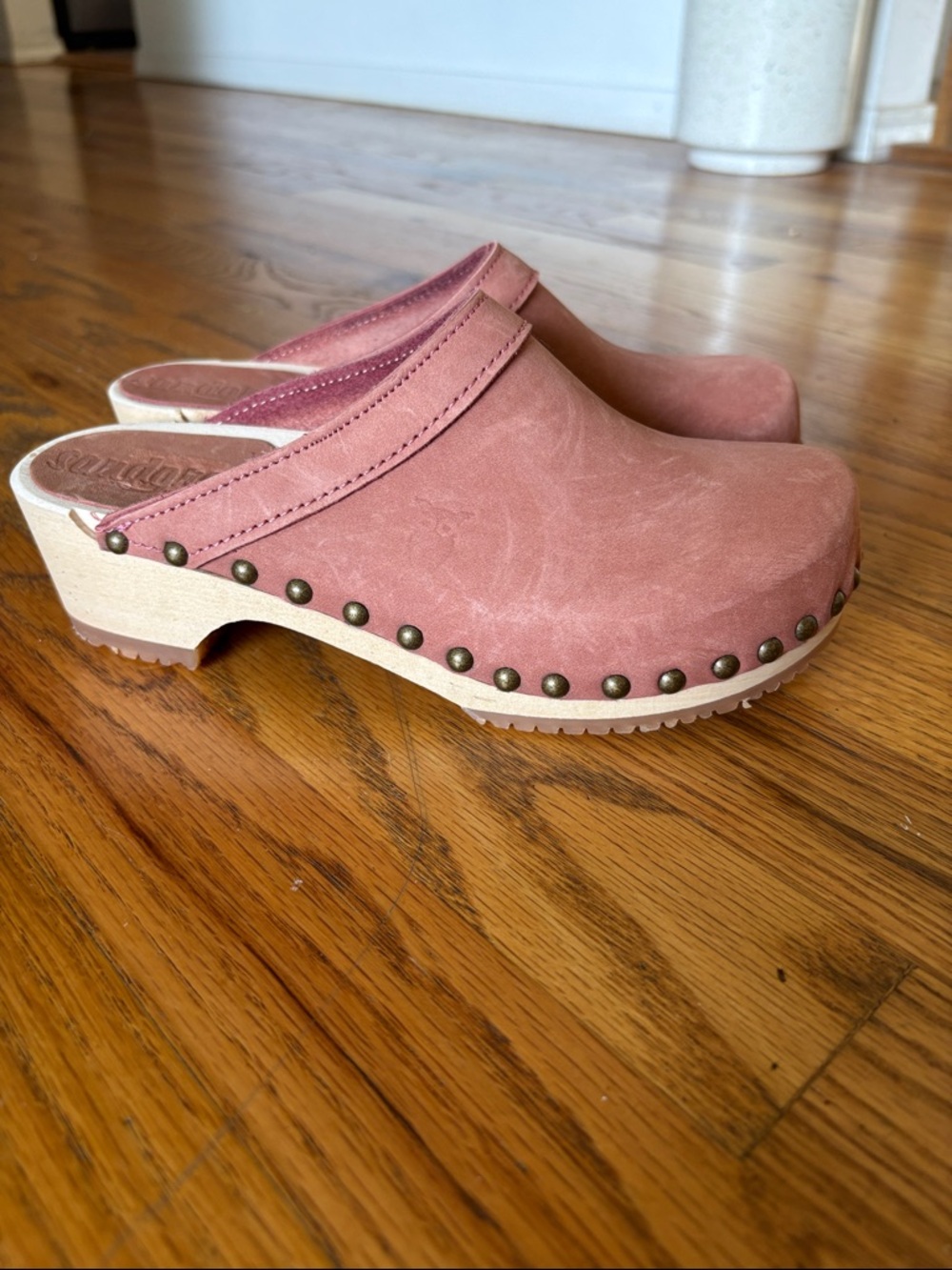 Brand New Sandgrens Dusty Rose Suede Studded Clogs. Size 5/35